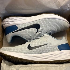Men’s Nike Revolution 6 NN in Pure Platinum/ Thunder Blue